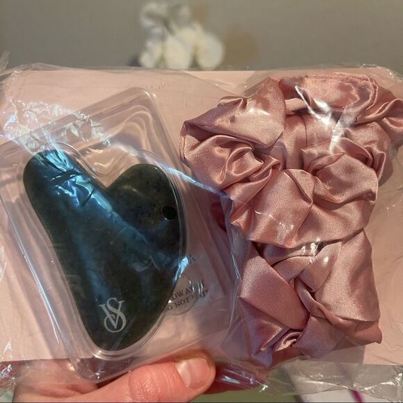 COPY - VICTORIA'S SECRET Self-Care Spa Kit - bag, headband, scrunchie, and gua … - Picture 13 of 15